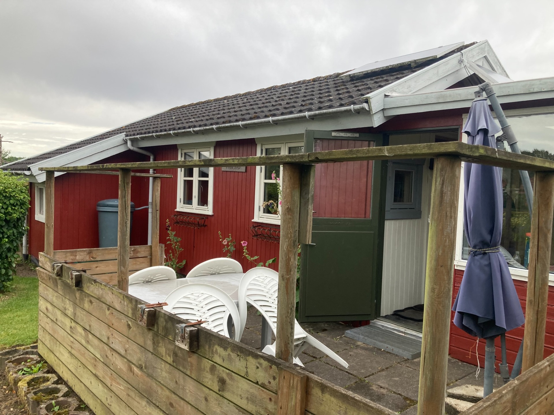 havehus bygget i 1997
30 m2 hus + udestue, terrasse og redskabsskur
solcelle anlæg på taget, der giver strøm til lys, radio og kaffemaskine
et lille campingtoilet og håndvask
haven er indrettet med 4 højbed og græsplæne
haveredskaber og indbo medfølger